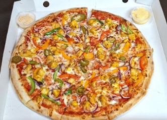 A spicy chicken pizza with 2 sides